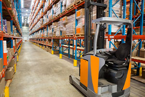 Chariot élévateur dans un entrepôt logistique