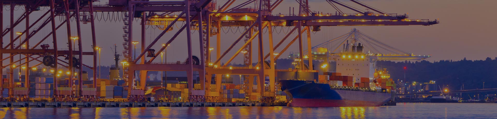 Vue nocturne du quai du port de Seattle