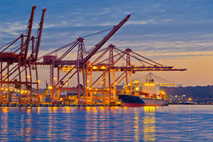 Vue nocturne du quai du port de Seattle