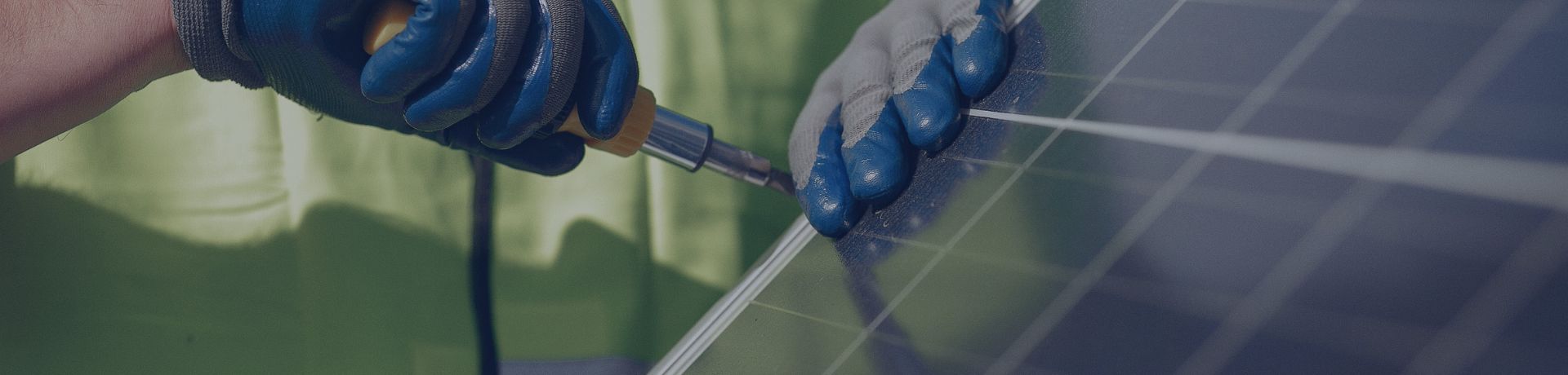 Installation sécurisée de panneaux solaires photovoltaïques par un professionnel qualifié