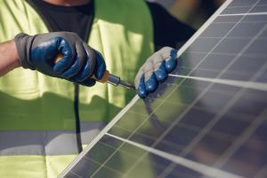 Installation sécurisée de panneaux solaires photovoltaïques par un professionnel qualifié