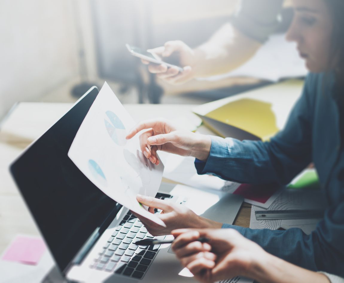 Une femme responsable d'entreprise tient des papiers avec des graphiques