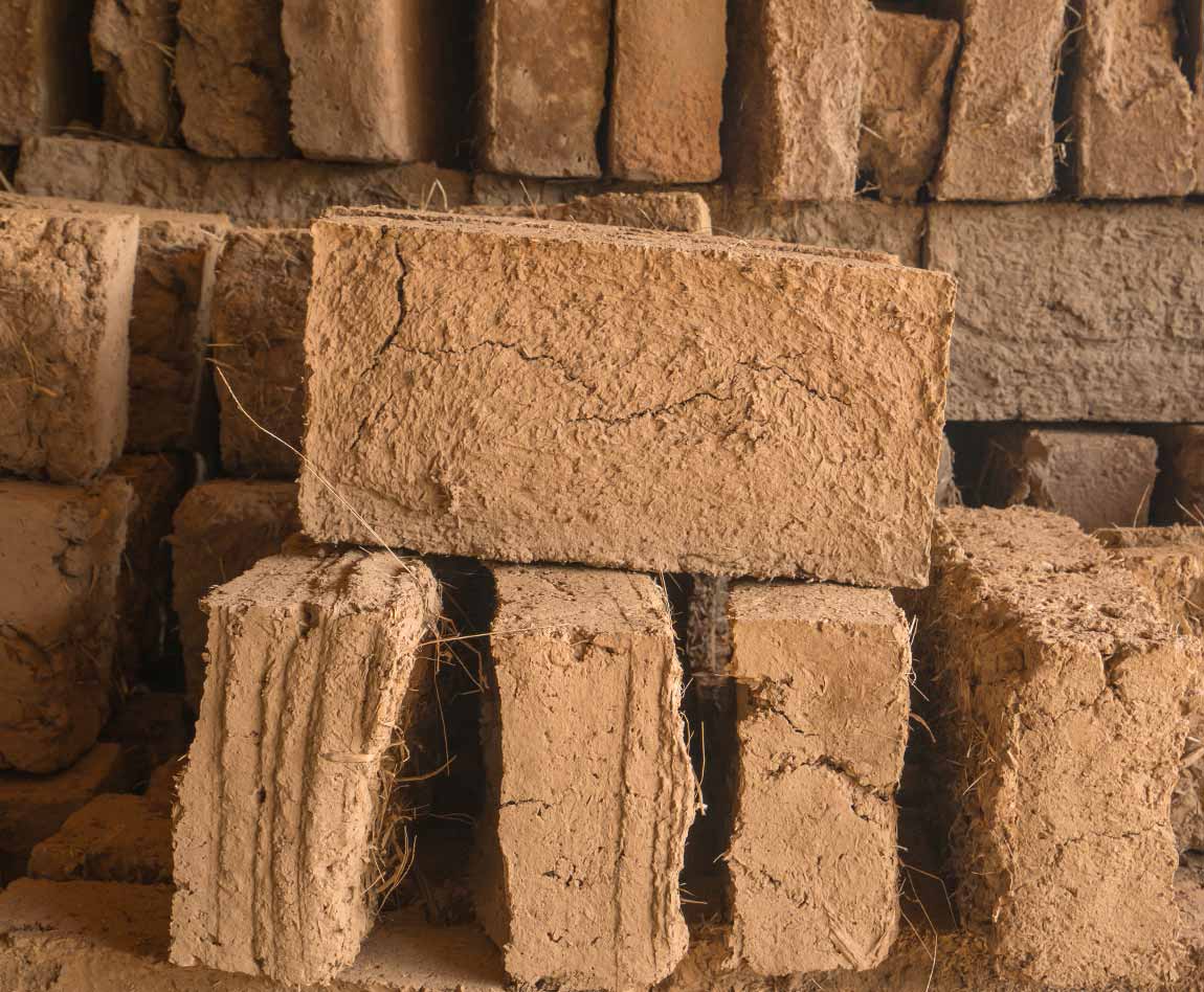 briques de terre ou briques d'argile pour la construction d'une maison