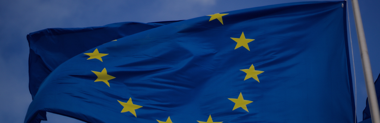 drapeau de l'union européenne, bleu avec des étoiles jaunes