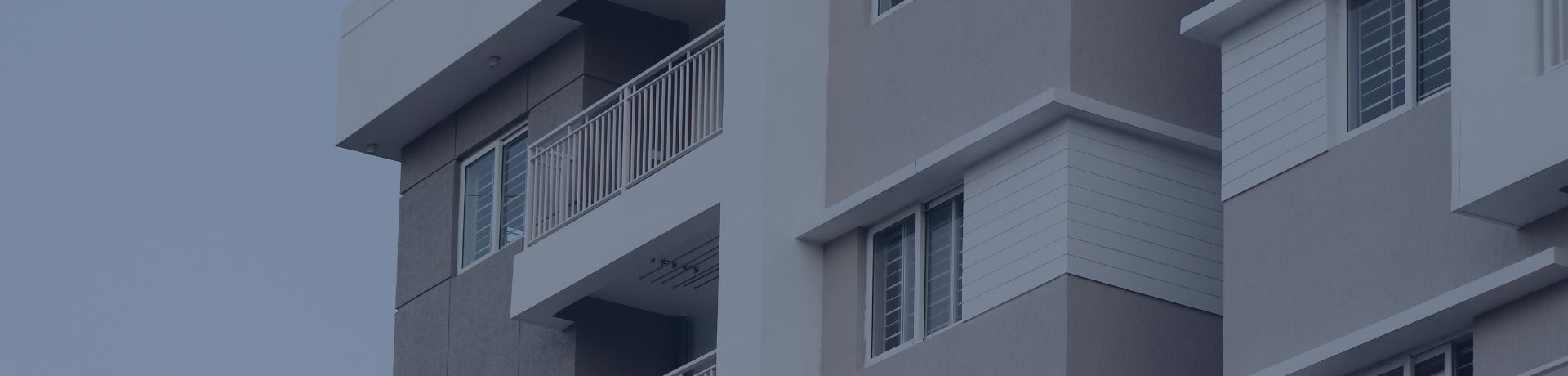 Un bâtiment avec des balcons