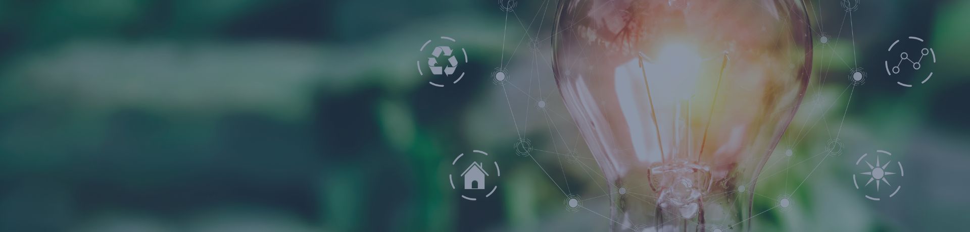 Main tenant une ampoule allumée, entourée d'icônes d'énergie, d'écologie et de recyclage.