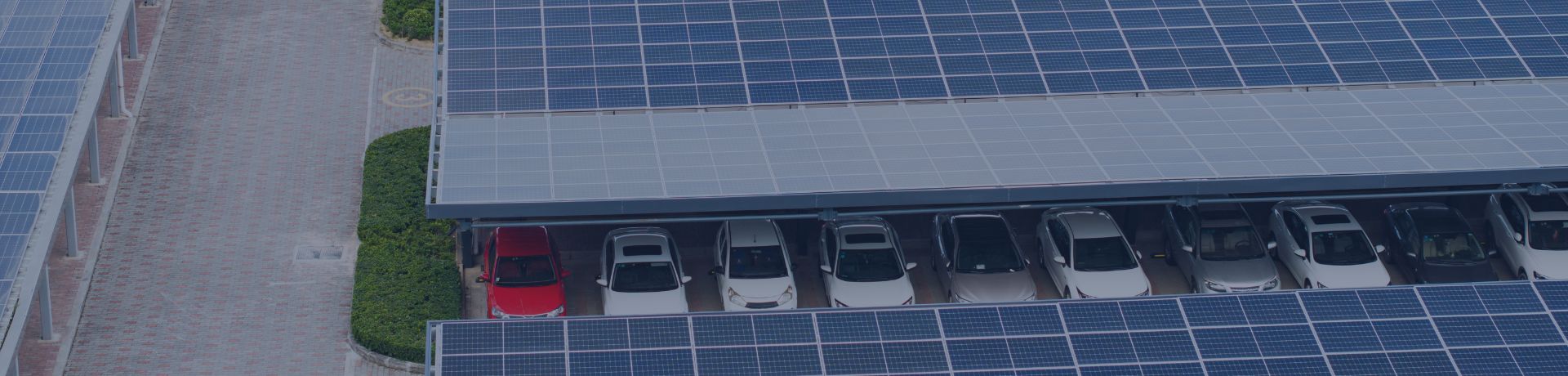 Un parking avec des panneaux photovoltaïques