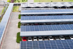Un parking avec des panneaux photovoltaïques