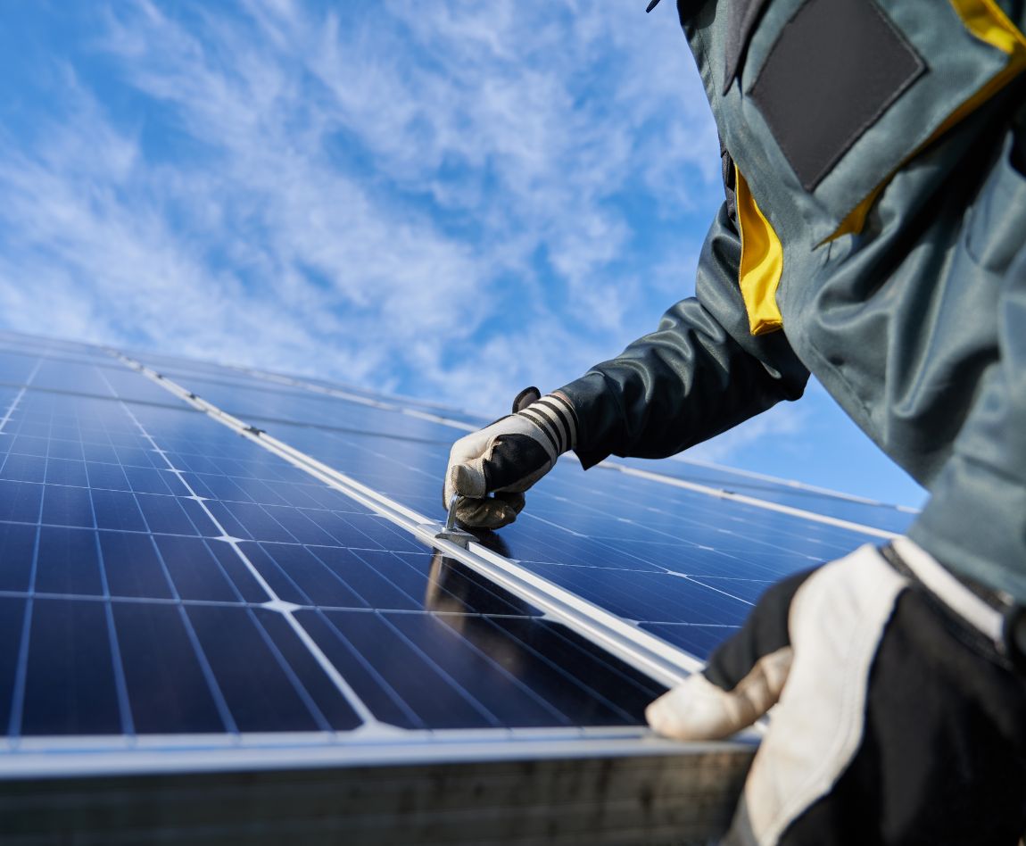 un installateur de panneaux photovoltaïques