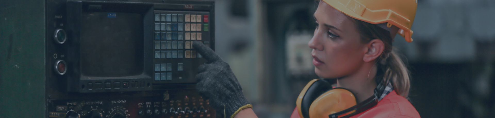 Une femme avec un casque et des gants de protection