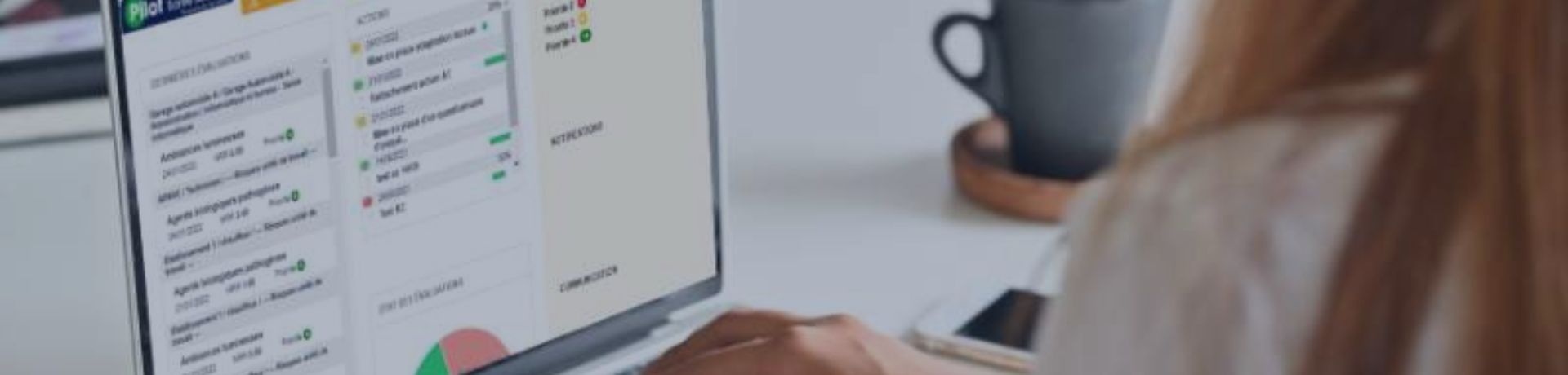 Une femme travaille sur un ordinateur portable affichant une interface utilisateur web.