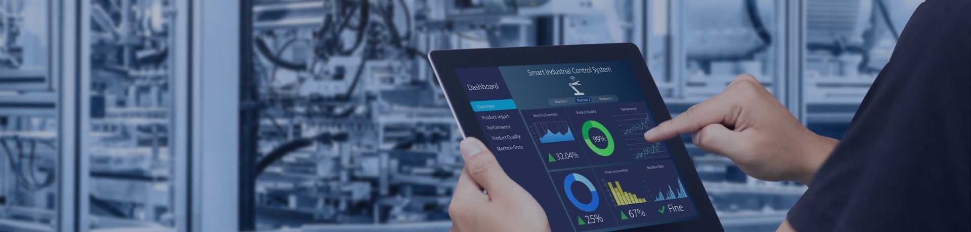 Mains d'un opérateur manipulant une tablette de contrôle face à une machine industrielle.