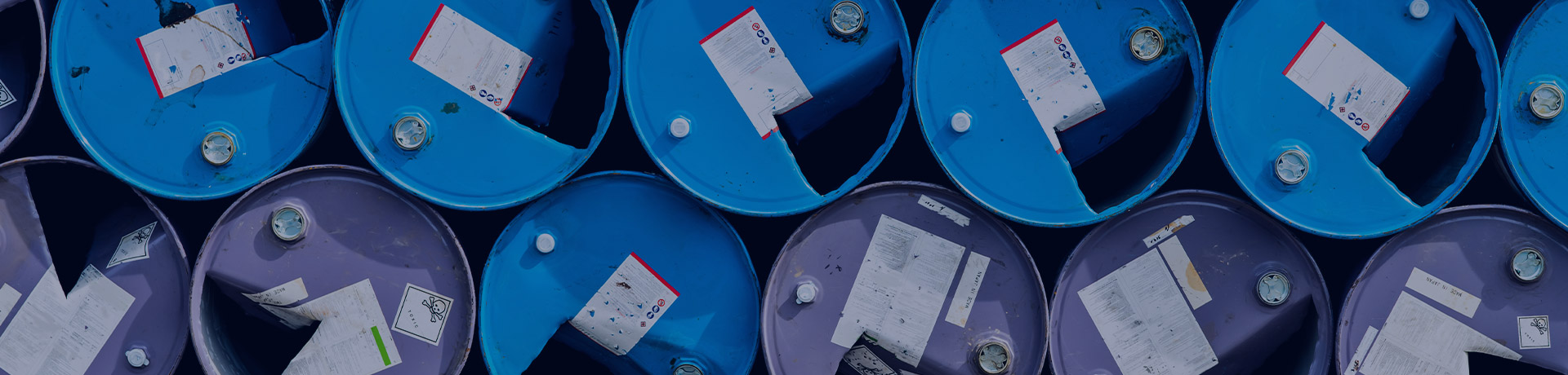 Des barils bleus contenant des produits chimiques