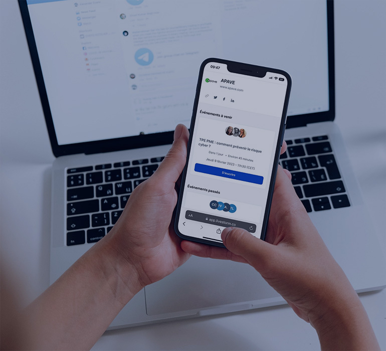 Une personne tient dans ses mains un smartphone qui montre une page recensant les webinaires d'Apave en France