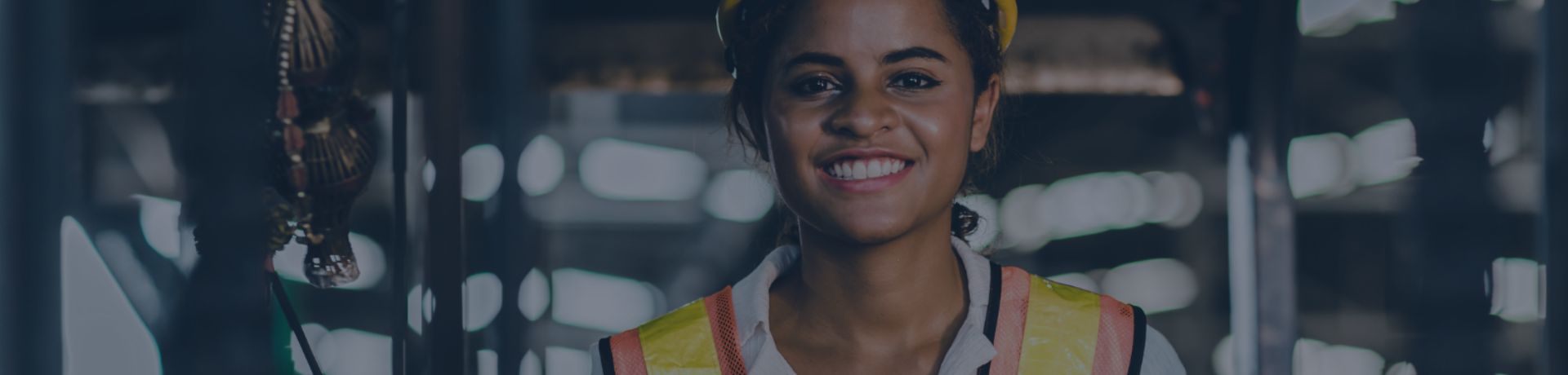 Travailleuse souriante avec casque de sécurité