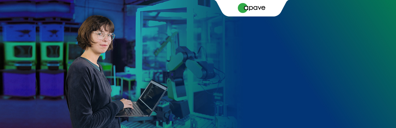 Une femme tient un ordinateur dans ses mains devant une ligne de production