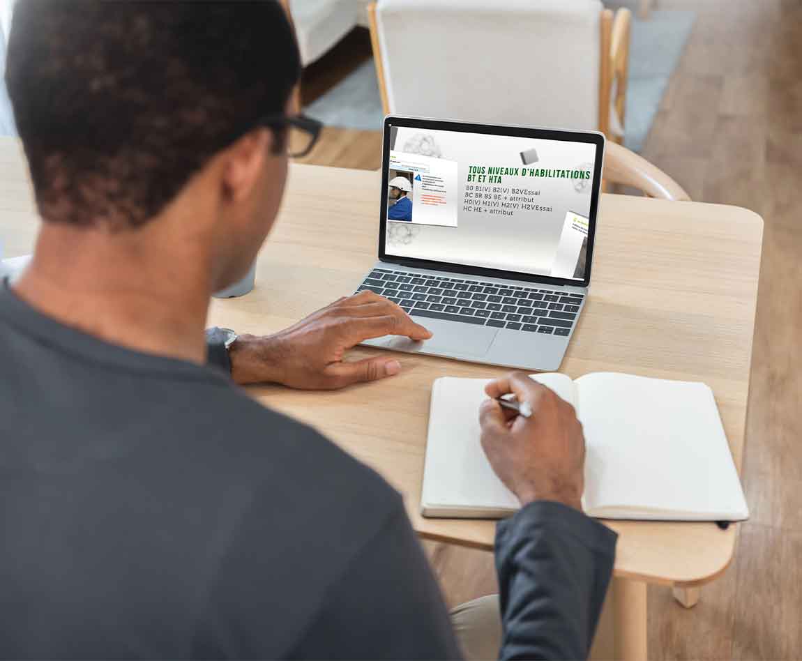 Un homme réalise une formation à distance grâce à son ordinateur