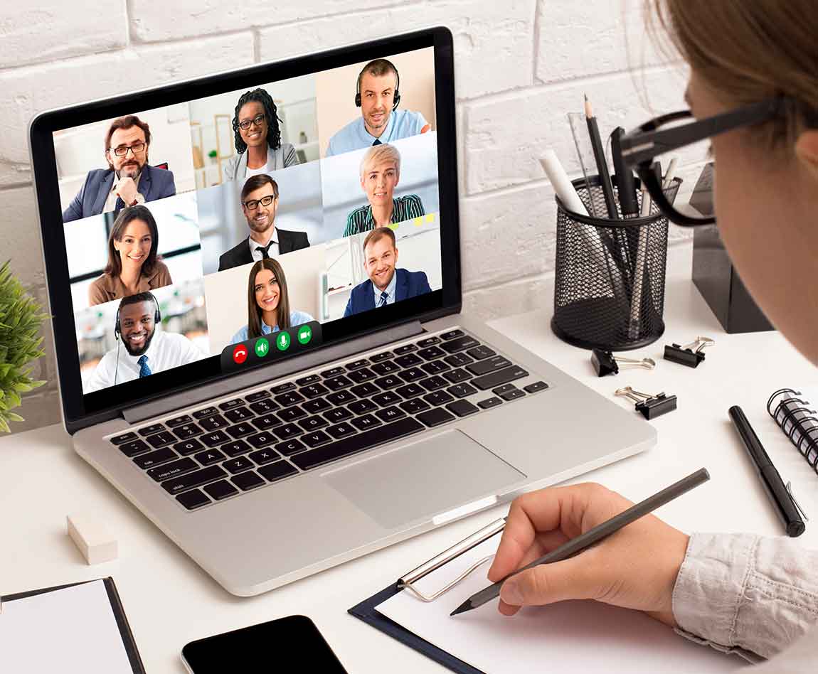 Femme d'affaires effectuant un appel vidéo lors d'une réunion en ligne au bureau