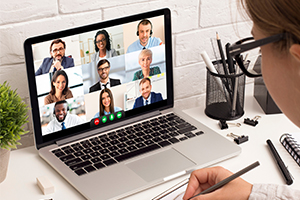 Femme d'affaires effectuant un appel vidéo lors d'une réunion en ligne au bureau