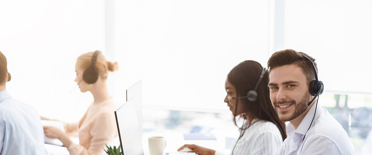Des opérateurs de centre d'appels souriant