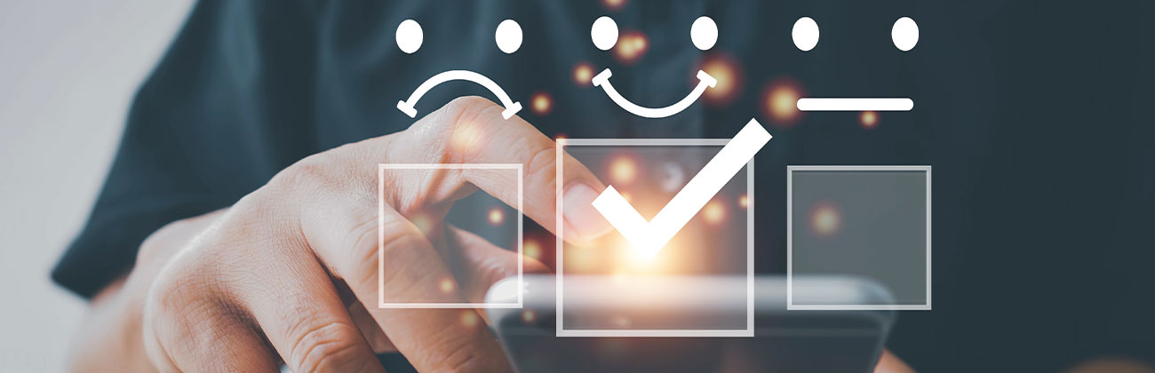 Un homme utilise un smartphone et appuie sur l'émoticône visage sourire de satisfaction