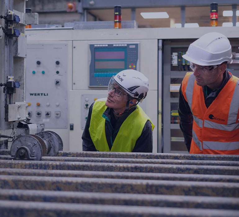 Deux collaborateurs Apave en train de réaliser le contrôle visuel d'une machine industrielle