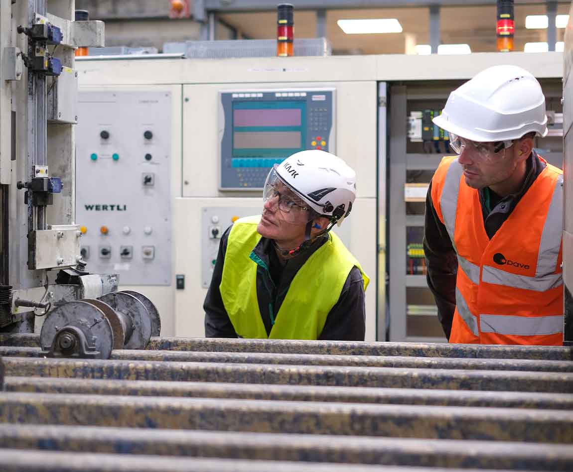 Deux collaborateurs Apave en train de réaliser le contrôle visuel d'une machine industrielle