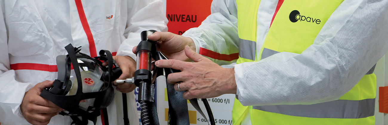 Un formateur apave amiante avec un stagiaire