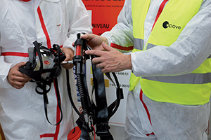 Un formateur apave amiante avec un stagiaire