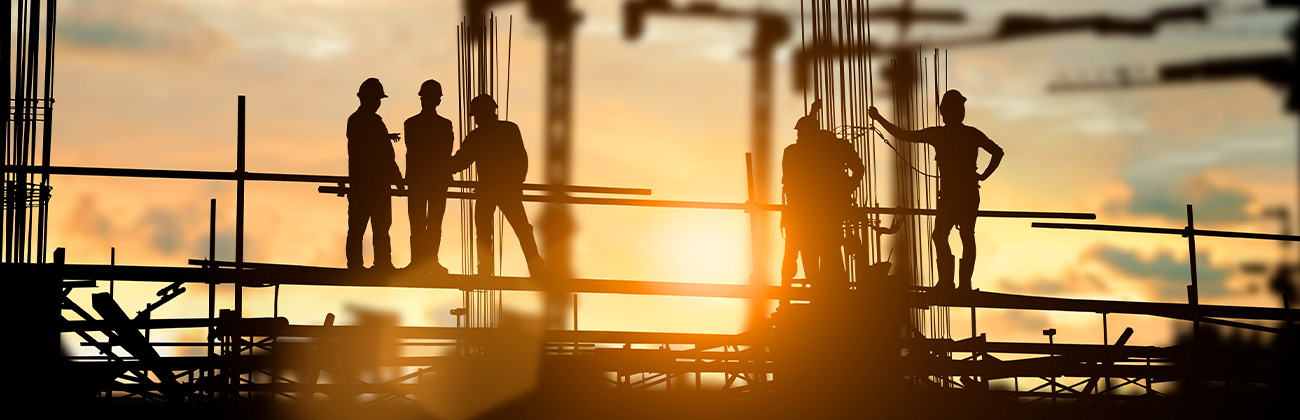 Silhouette d'un ingénieur et d'une équipe de construction travaillant sur un site sur un arrière-plan flou pour un fond d'industrie