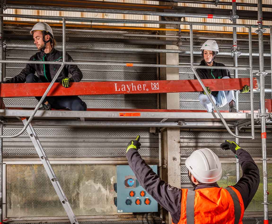 Deux stagiaires Apave monte un échafaudages