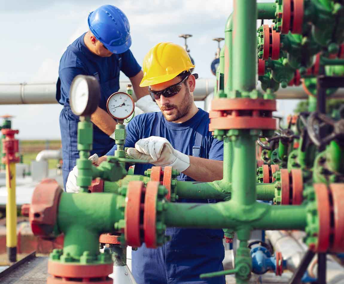 Deux opérateurs de maintenance dans l'industrie énergétique
