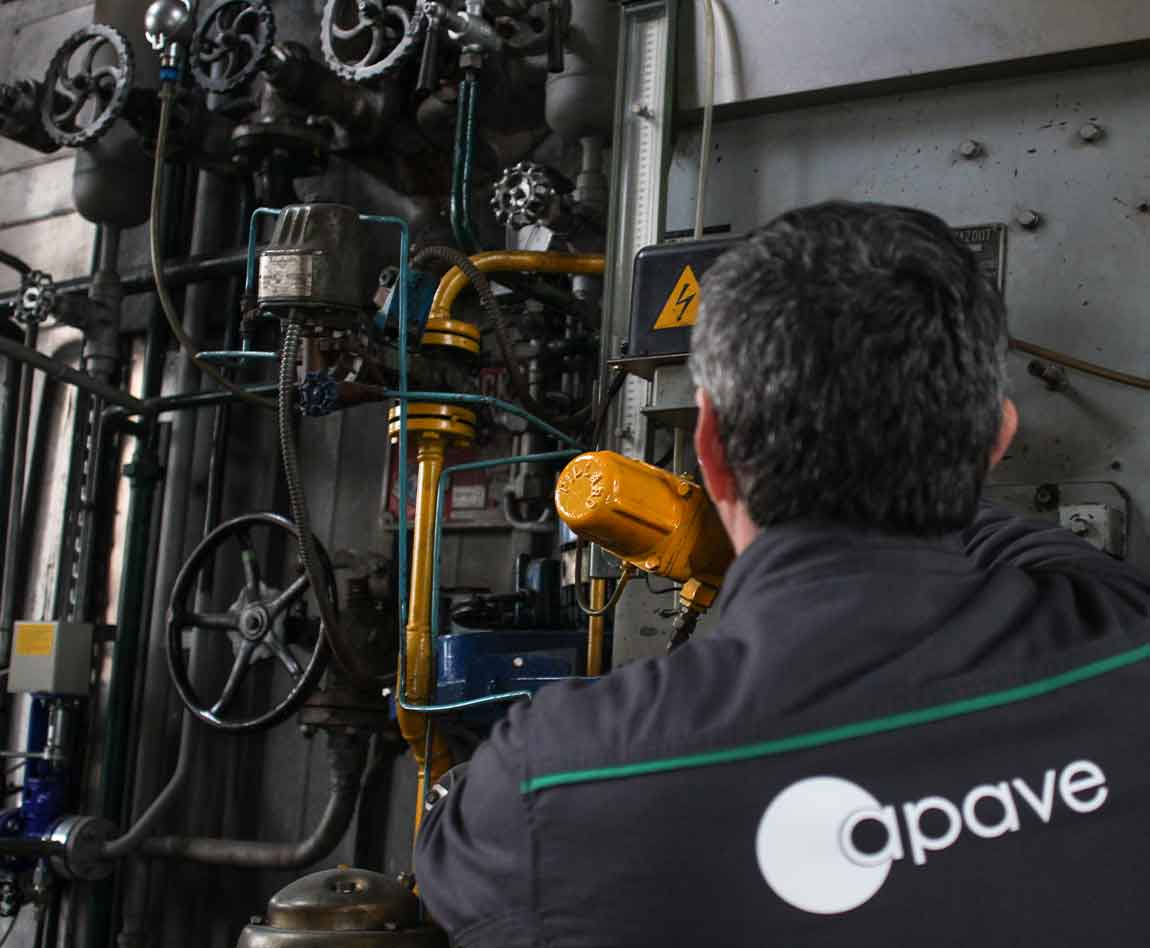 Un collaborateur Apave contrôle un équipement sous pression