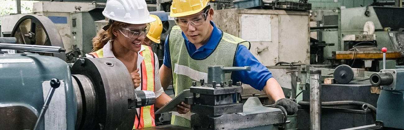 Travail en équipe, des ingénieurs travaillant dans l'industrie lourde en usine.