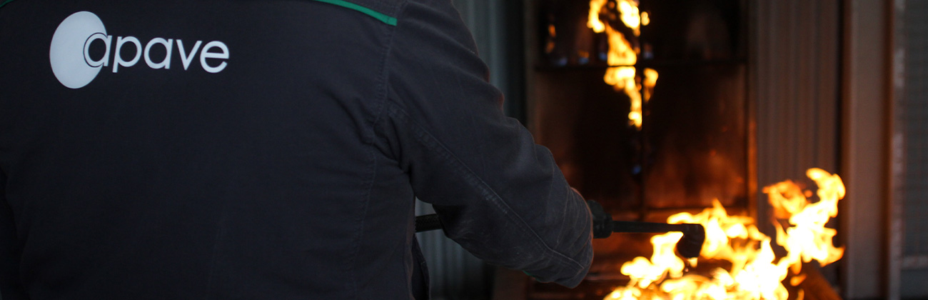 Un collaborateur apave éteint un feu