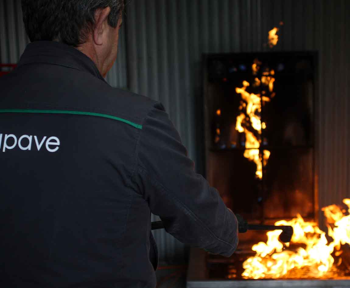 Un collaborateur apave éteint un feu