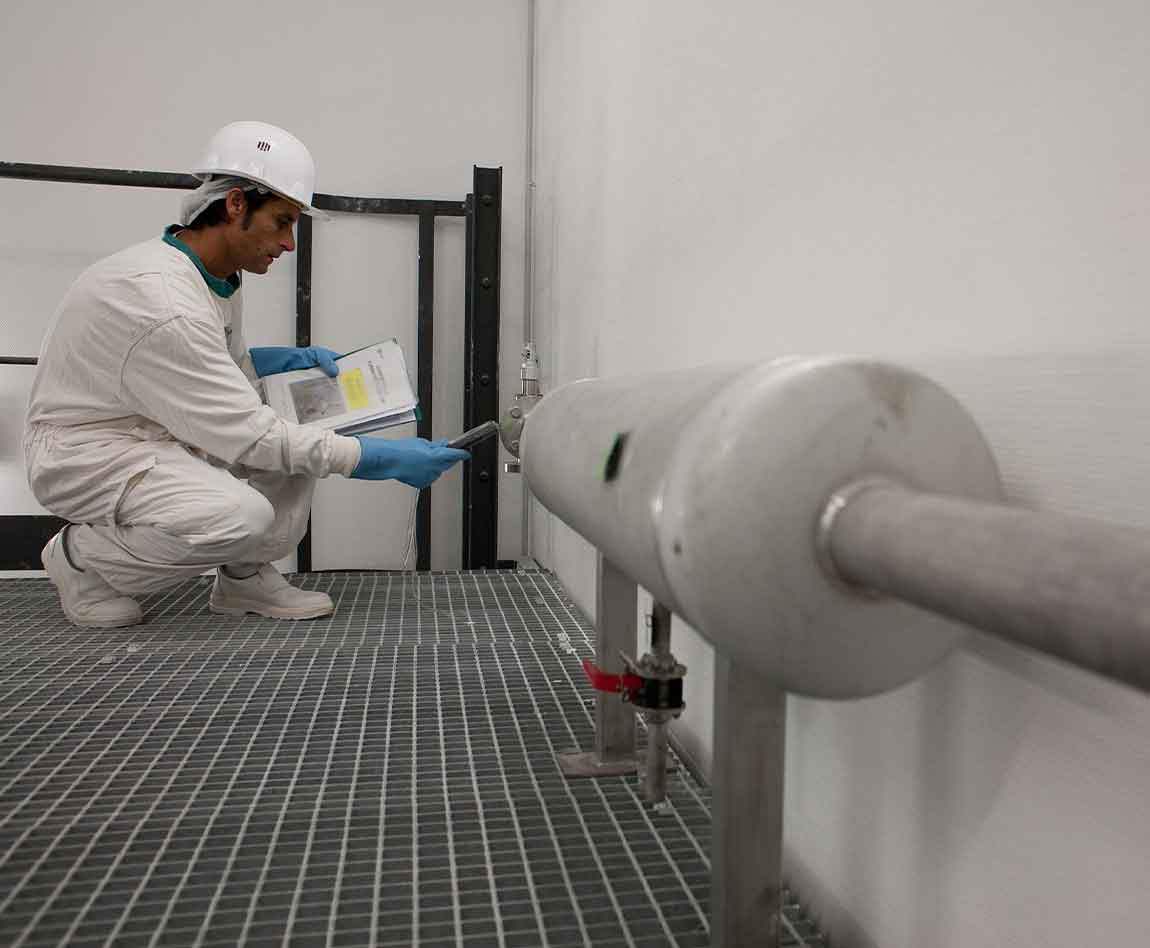 Un collaborateur Apave contrôle un équipement nucléaire