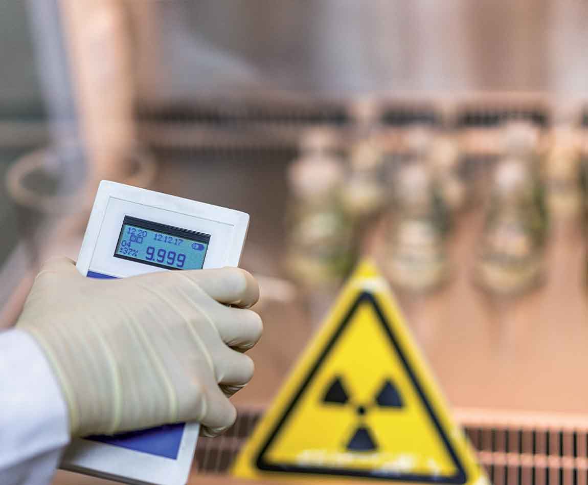 un scientifique mesure un niveau dangereux de radiation
