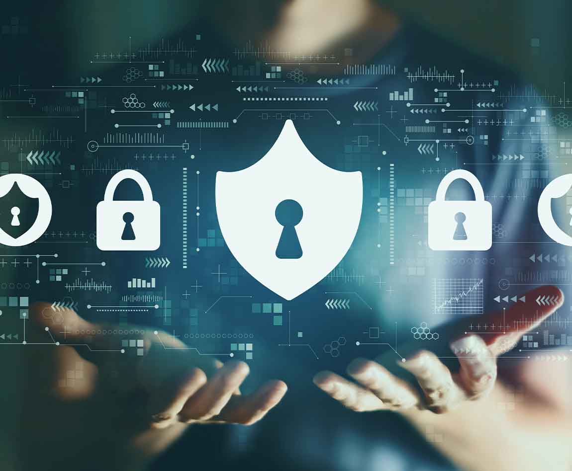 des mains montrent des pictogrammes représentant la cybersécurité