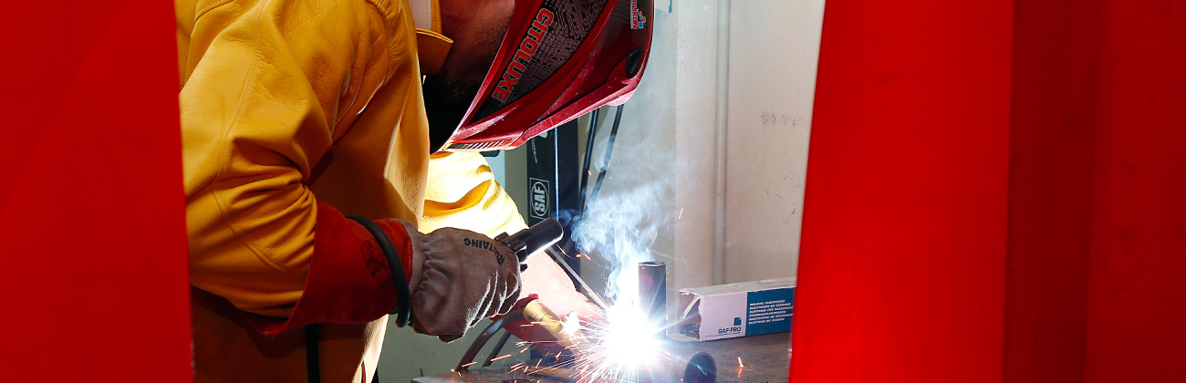Un collaborateur apave réalise une soudure