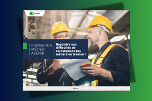 Une femme technicienne avec un gilet orange et un casque de protection bleu