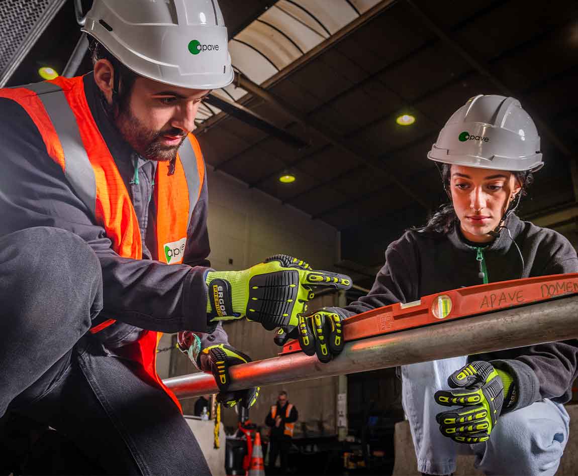 Un formateur Apave donne des explications à sa stagiaire à propos des travaux en hauteur