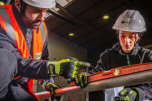 Un formateur Apave donne des explications à sa stagiaire à propos des travaux en hauteur