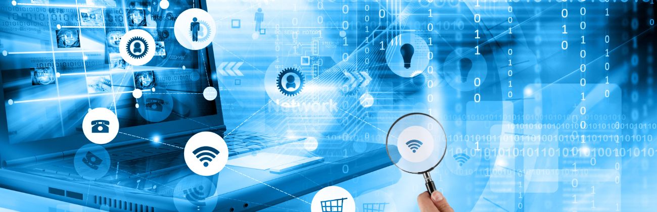 Composition graphique et numérique en teintes de bleu avec un ordinateur portable, des icônes de réseau, une loupe et du code binaire, symbolisant la cybersécurité.