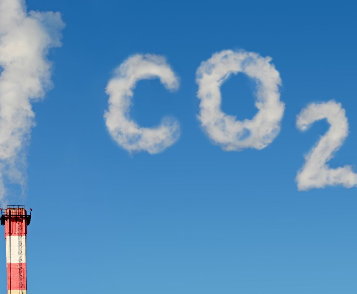 Une cheminée industrielle avec le mot CO2 noté dans le ciel