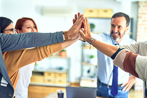 Une équipe se tape dans les mains