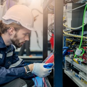 Un homme contrôle une armoire électrique murale