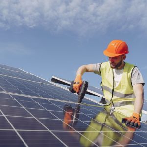 Un homme contrôle un panneau photovoltaique