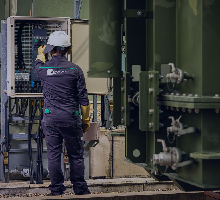 Un collaborateur Apave contrôle la conformité d'un tableau électrique