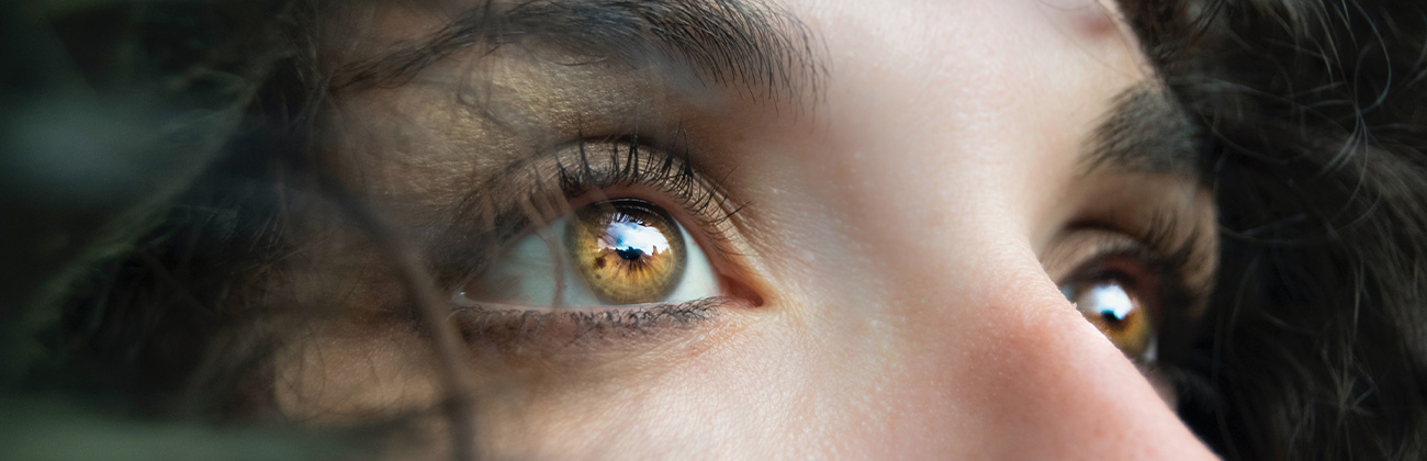 photo en gros plan d'une femme brune aux yeux marrons